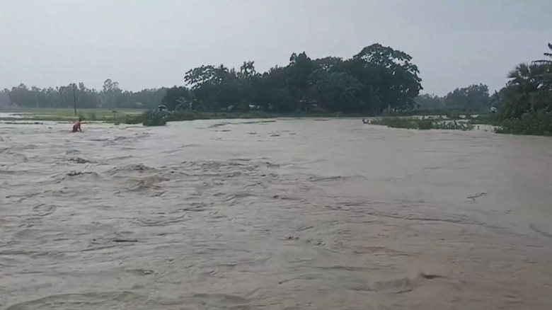 পাহাড়ি ঢলে বাড়ছে পানি, প্লাবিত হচ্ছে নিম্নাঞ্চল...