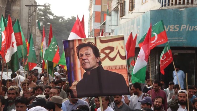 ইমরান খানকে হাসপাতালে স্থানান্তরের নির্দেশ পাকিস্ত...